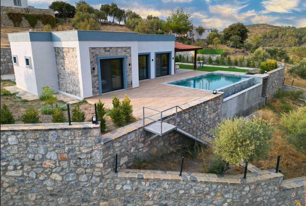 BODRUM YENİKÖY KARAOVADA TEK KATLI SATILIK MÜSTAKİL VİLLA