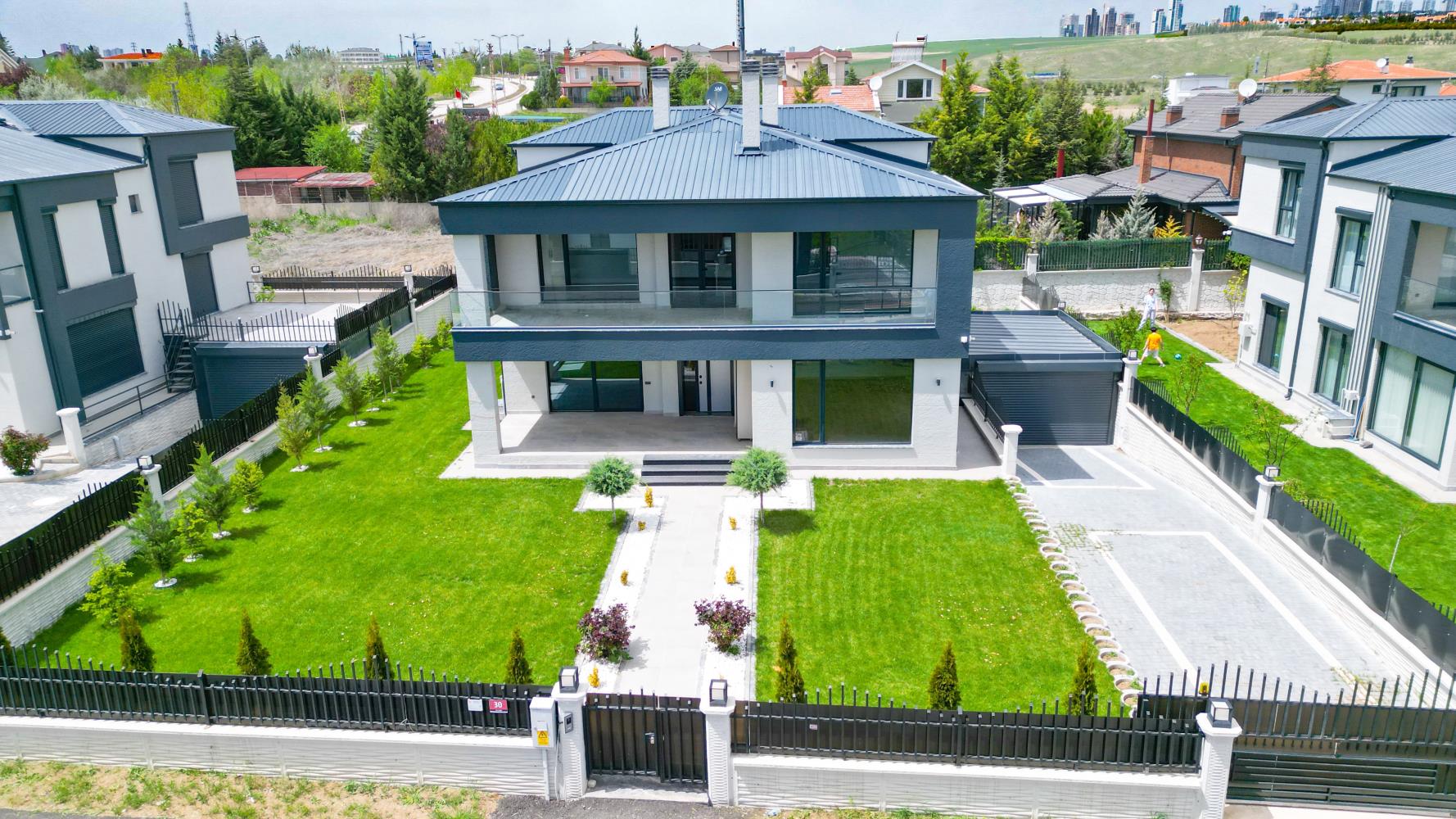 ANKARA GÖLBAŞINDA KAPALI GARAJLI LÜX VİLLA